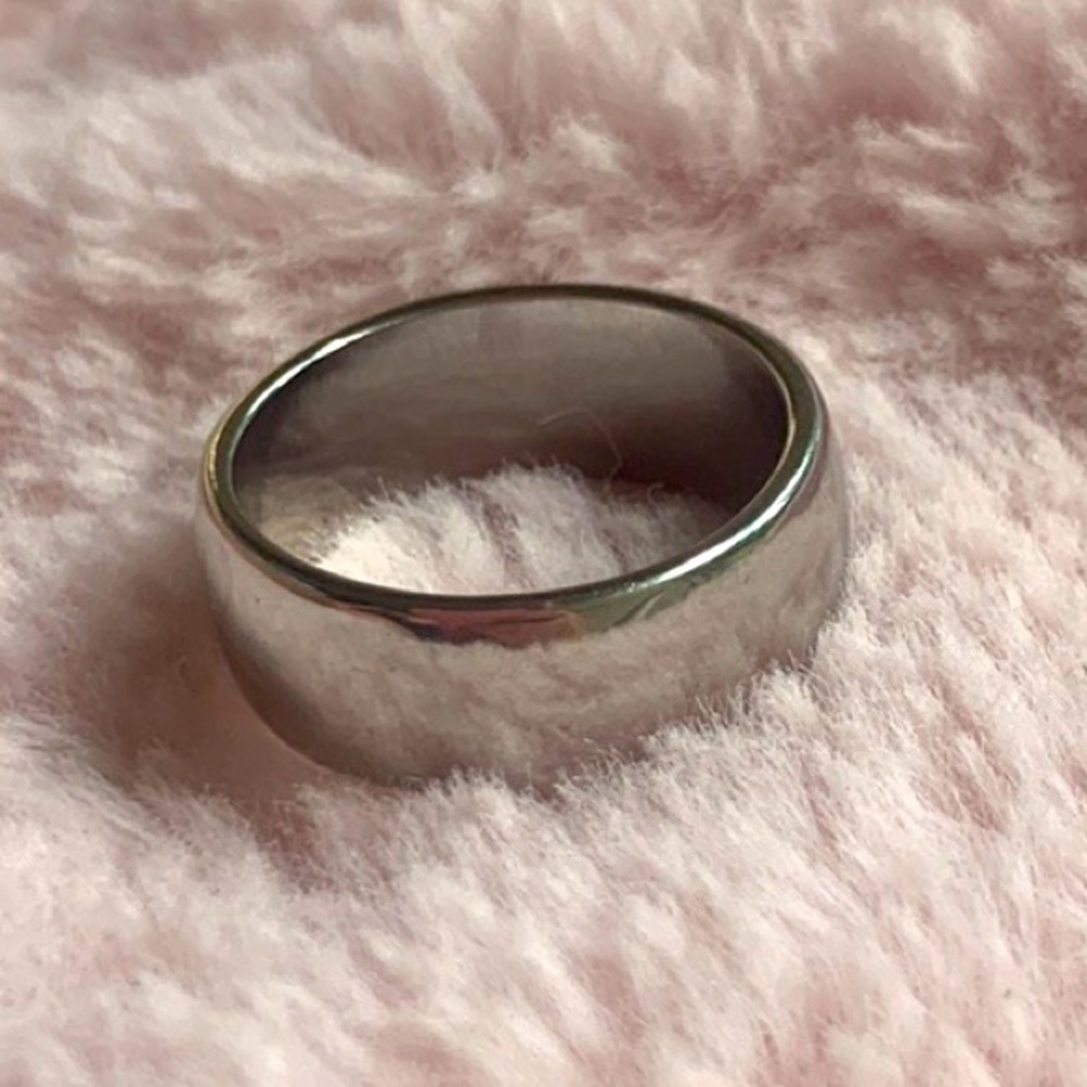 Silver Solid Band Ring Fits like a 7 unsure of metal content no tarnish